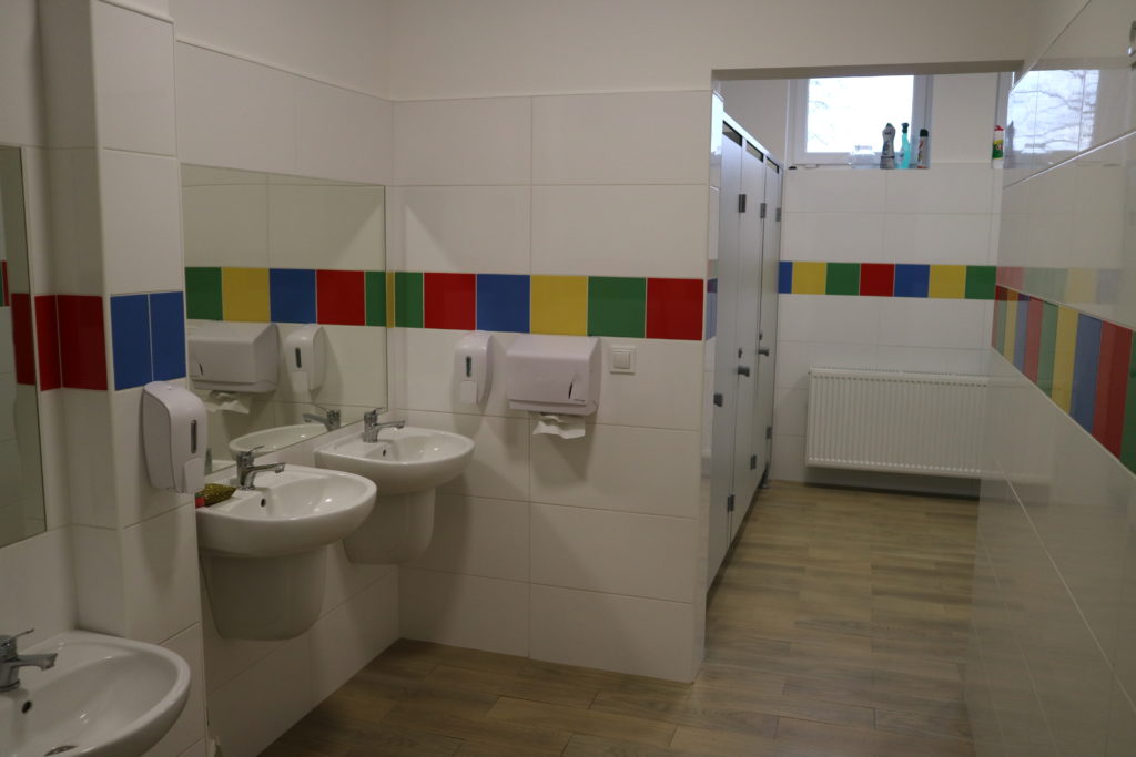 Remont sanitariatów oraz wykonanie łazienek dostosowanych do osób niepełnosprawnych 